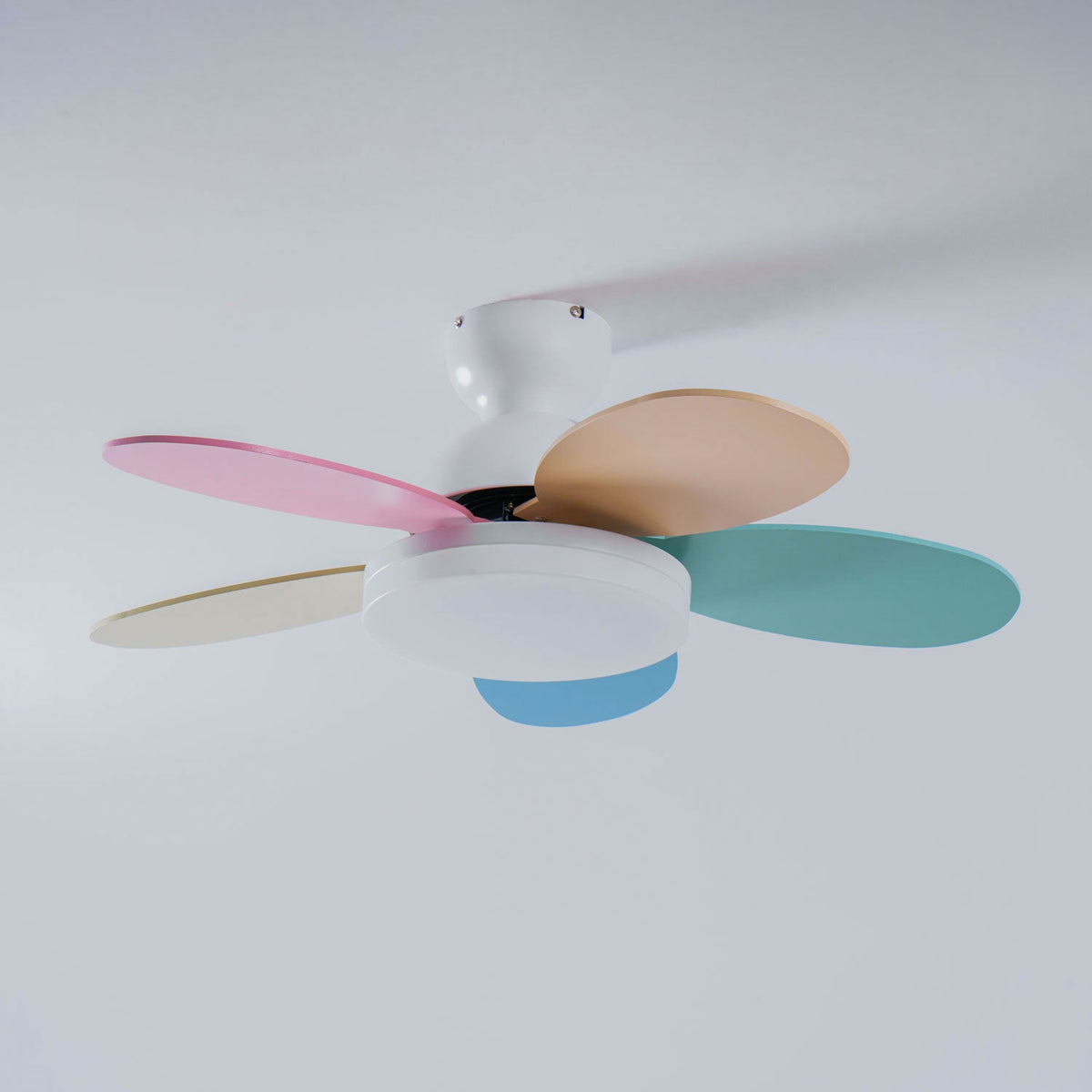 Deckenventilator mit blütenförmigen Holzflügeln
