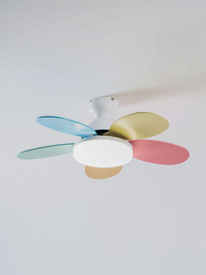 Deckenventilator mit blütenförmigen Holzflügeln