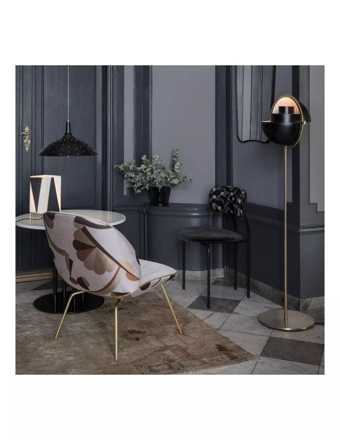 Skulpturale Stehleuchte mit mehreren Leuchtkörpern