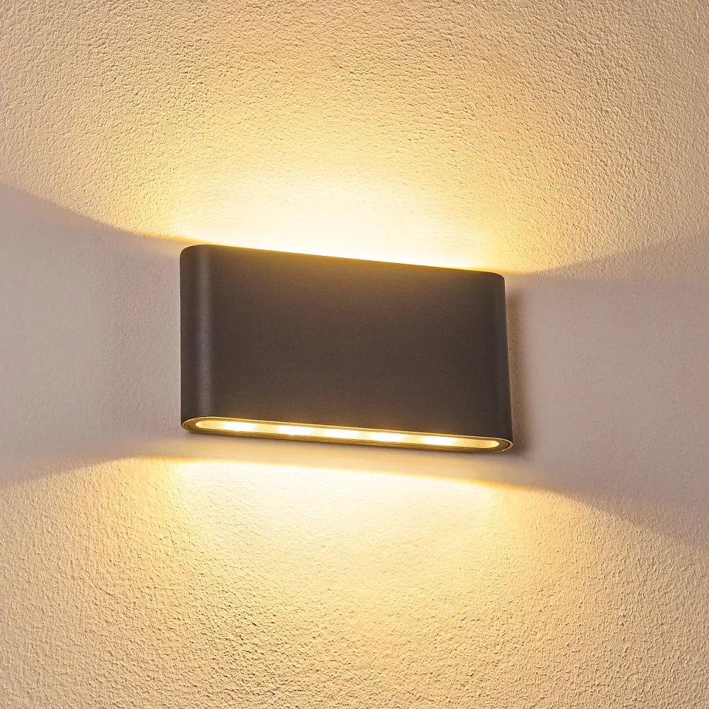 Moderne wasserdichte Außenleuchte mit Auf- und Abwärtslicht