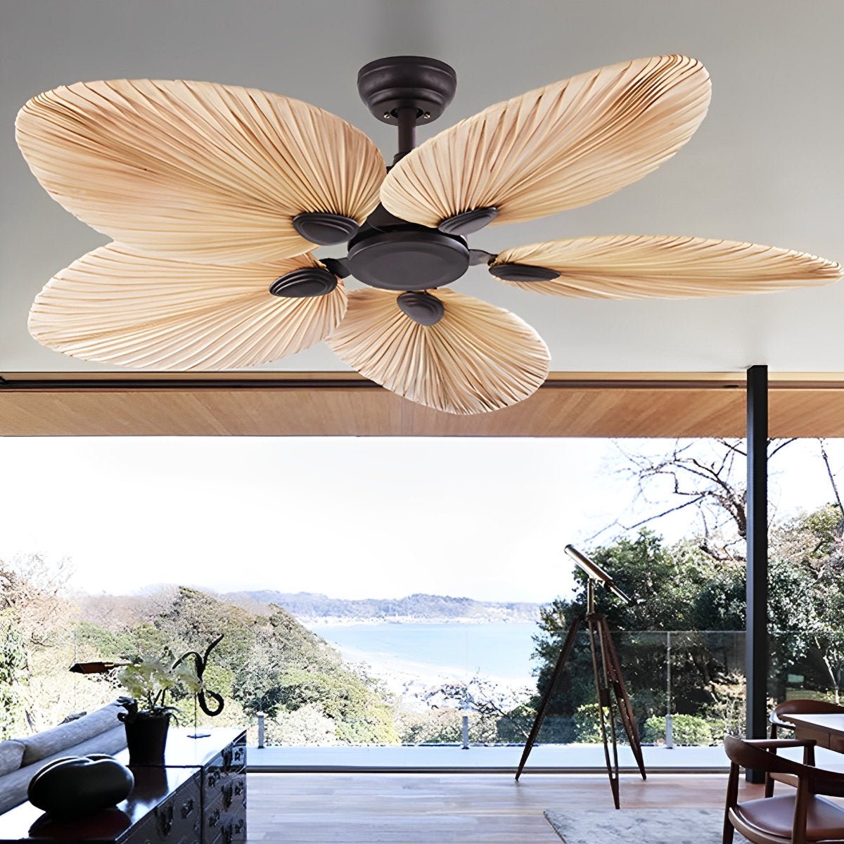 Deckenventilator mit tropischem Palmenblatt-Design