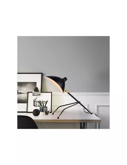 Moderne Metall-Dreibein-Tischlampe