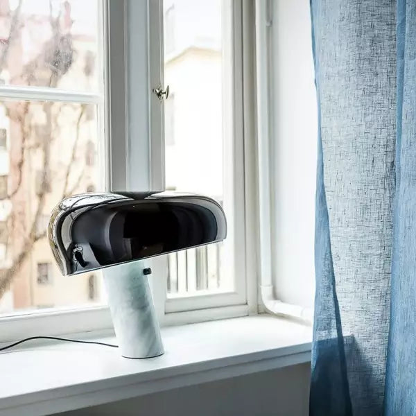 Ikonische Tischlampe mit Marmorsockel