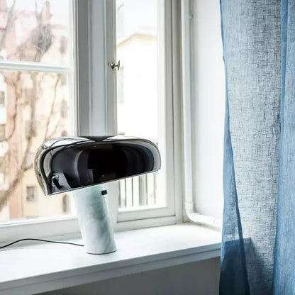 Ikonische Tischlampe mit Marmorsockel