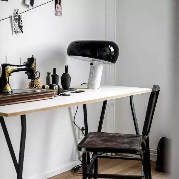 Ikonische Tischlampe mit Marmorsockel