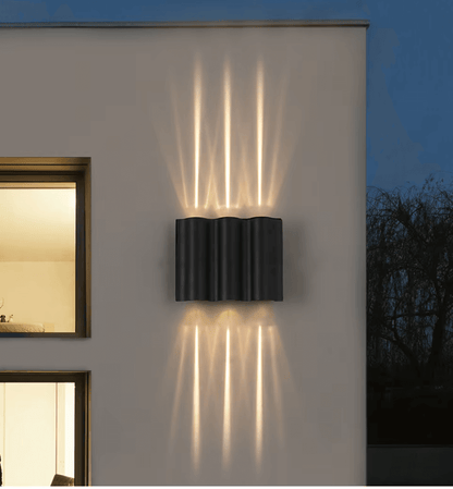Moderne Außenwandleuchte mit mehreren Leuchtköpfen